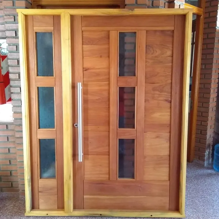 Puerta de frente con paño fijo lateral y vidrios, colocada en obra